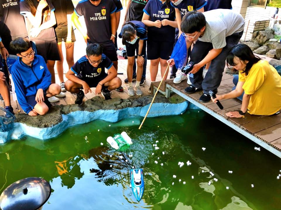 針對海洋教育議題，學生測試自行製作之海廢機台效能